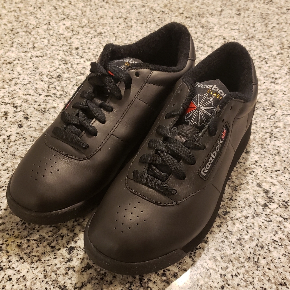 Reebok Classics size 6. New without tags sneakers.